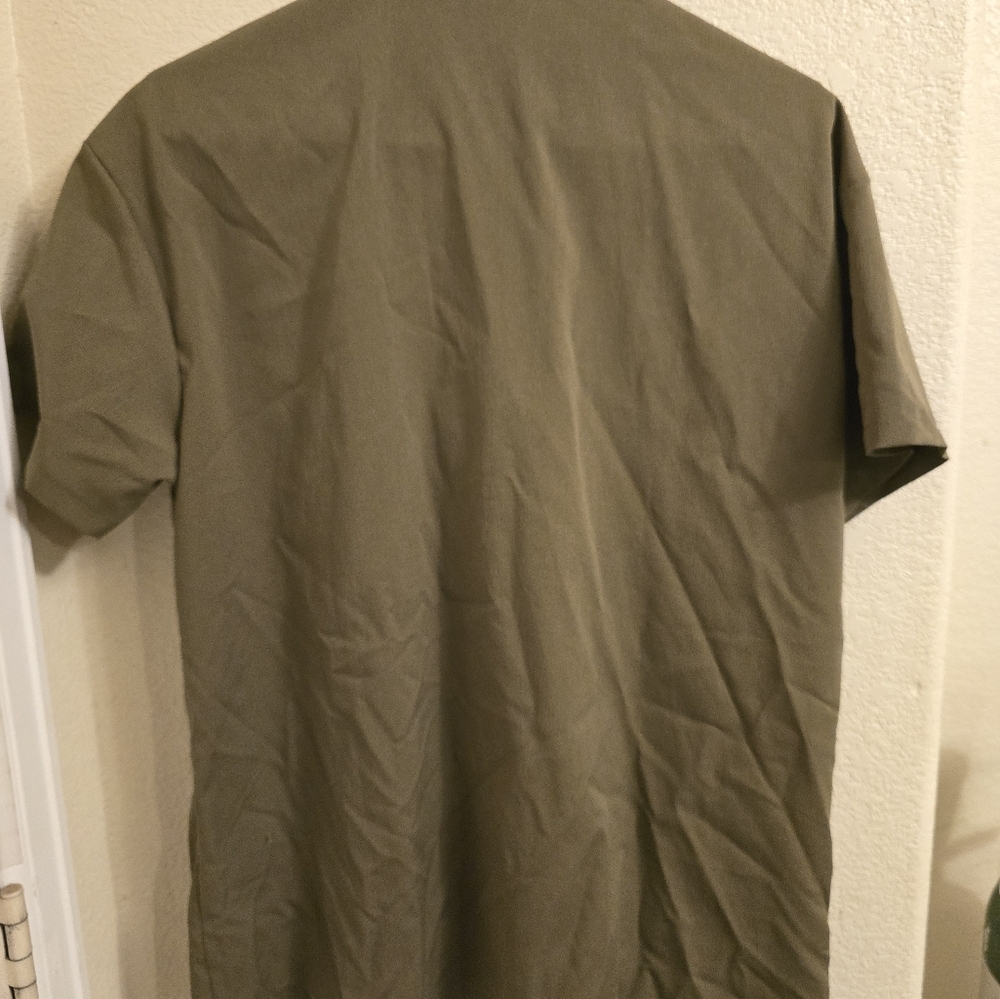 Men’s olive green short-sleeved button-up shirt with chest pocket, size small - Picture 5 of 5